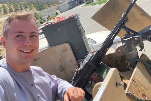 عکسهایی از حضور اسیر بریتانیایی در میان طالبان عکسهایی از حضور اسیر بریتانیایی در میان طالبان