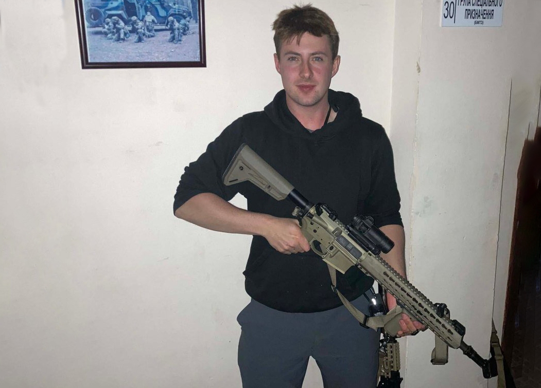 عکسهایی از حضور اسیر بریتانیایی در میان طالبان عکسهایی از حضور اسیر بریتانیایی در میان طالبان