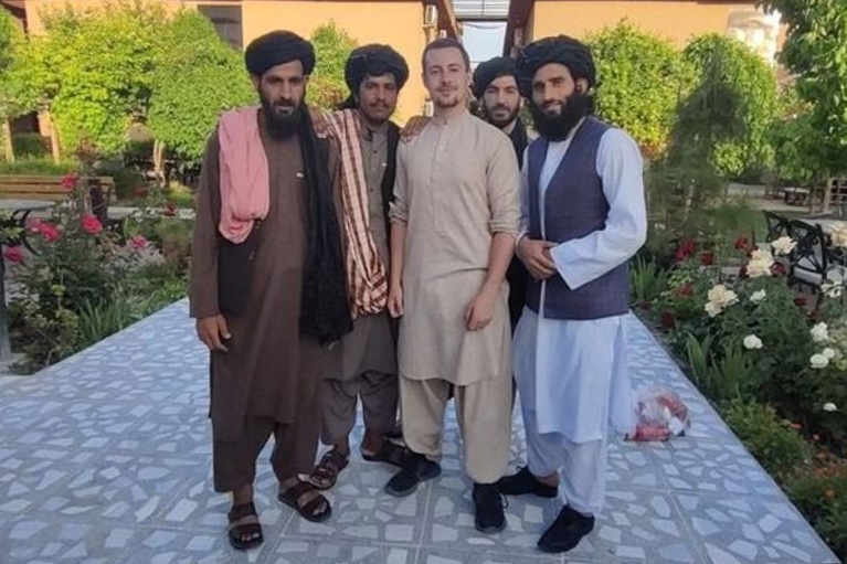 عکسهایی از حضور اسیر بریتانیایی در میان طالبان عکسهایی از حضور اسیر بریتانیایی در میان طالبان