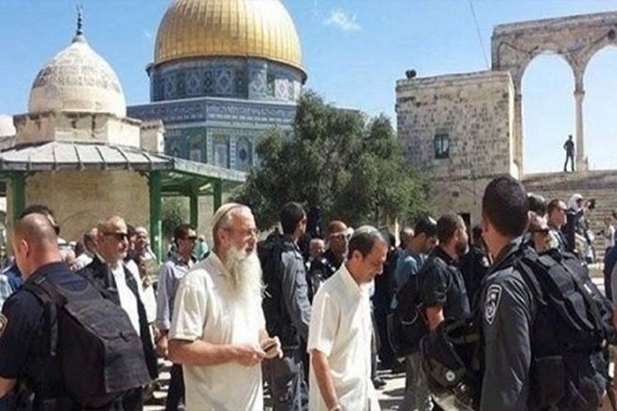 شبکه خبری قدس اعلام کرد که عوامل رژیم صهیونیستی به نمازگزاران فلسطینی که درحال عبادت بودند حمله کرده و به سمت آن‌ها گاز اشک‌آور و بمب صوتی شلیک کردند.