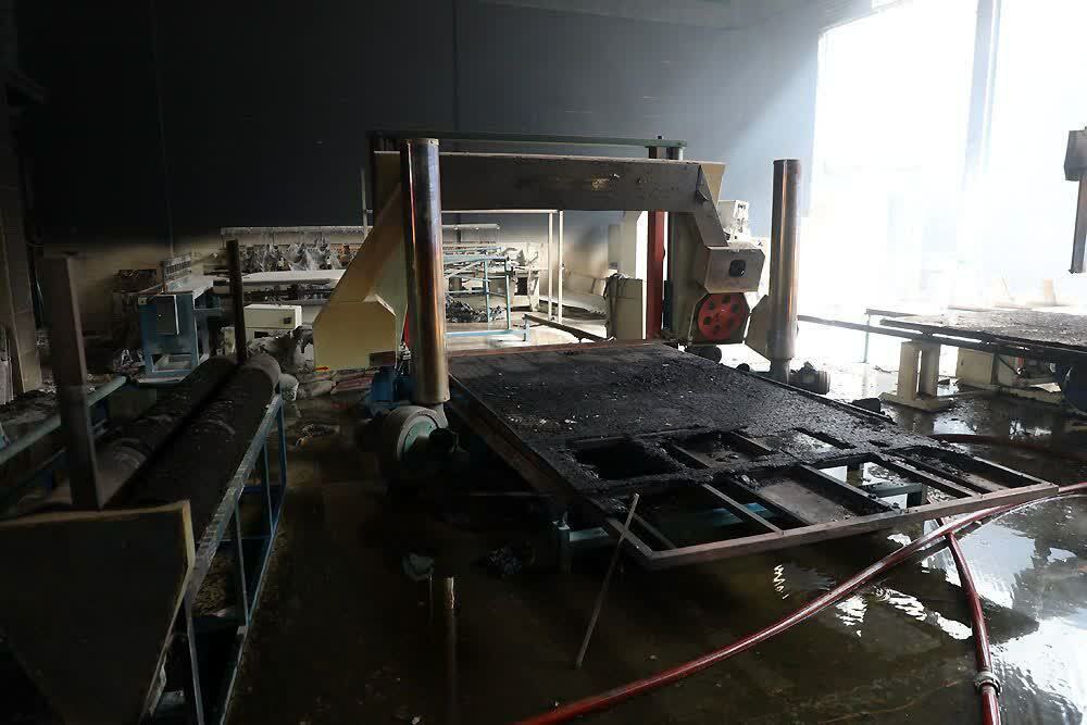 مهار آتشسوزی کارگاه تولید ابر و اسفنج در خیابان گاز مشهد + عکس مهار آتشسوزی کارگاه تولید ابر و اسفنج در خیابان گاز مشهد + عکس