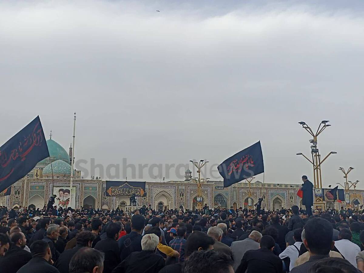 آیین چهارپایه خوانی در عصر شهادت امام علی (ع) در حرم رضوی با نوای حاج محمود کریمی آغاز شد.