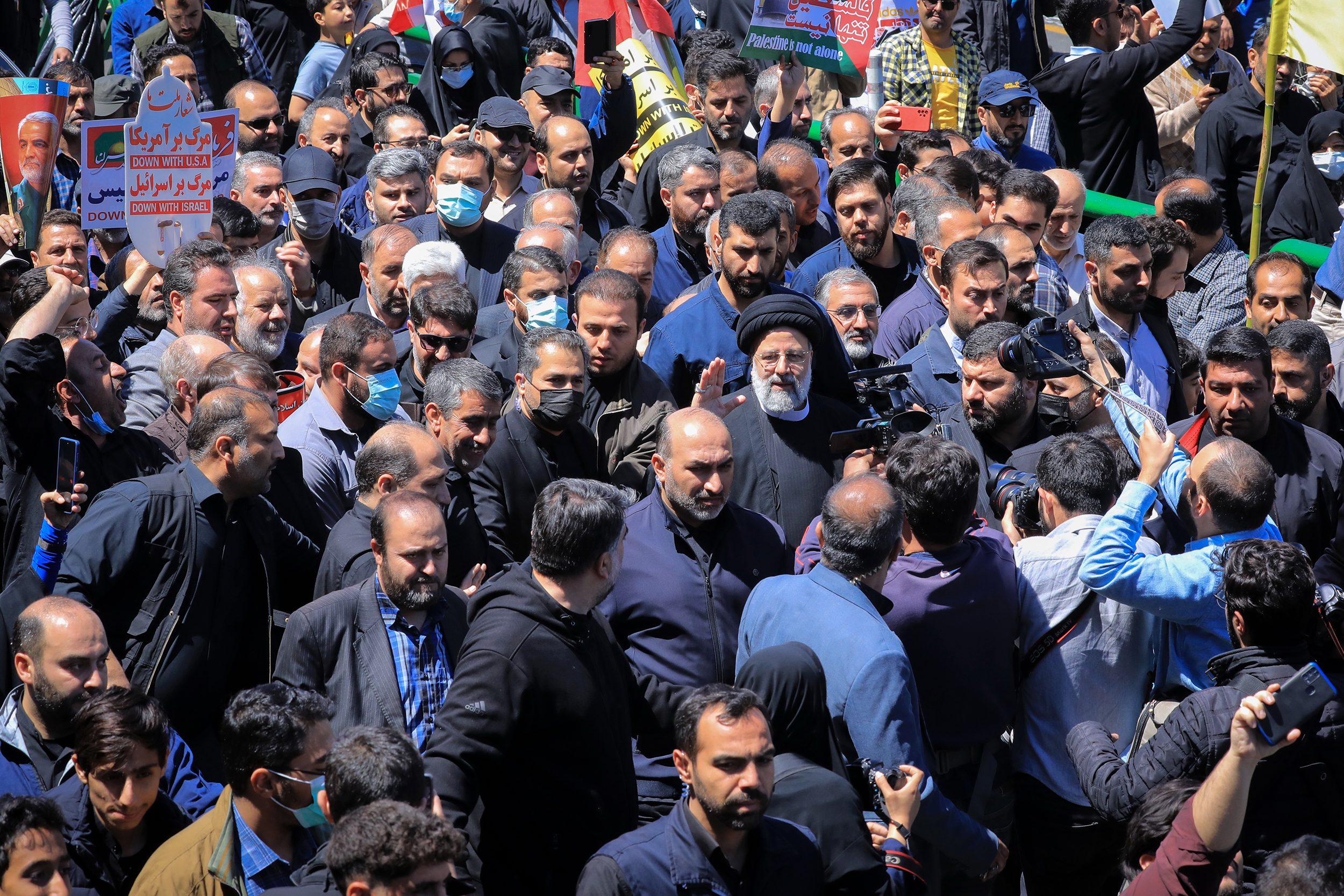 رئیسی در حاشیه راهپیمایی روز قدس: آزادی قدس بسیار نزدیک است+ عکس و فیلم رئیسی در حاشیه راهپیمایی روز قدس: آزادی قدس بسیار نزدیک است+ عکس و فیلم