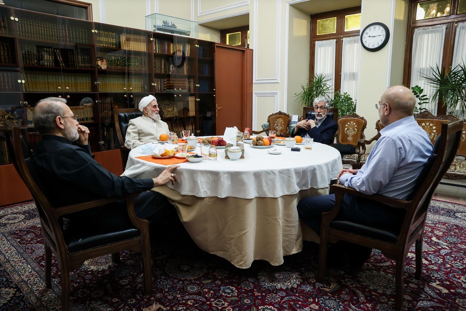 افطاری قالیباف با ناطق‌نوری، حداد‌عادل و لاریجانی+ عکس