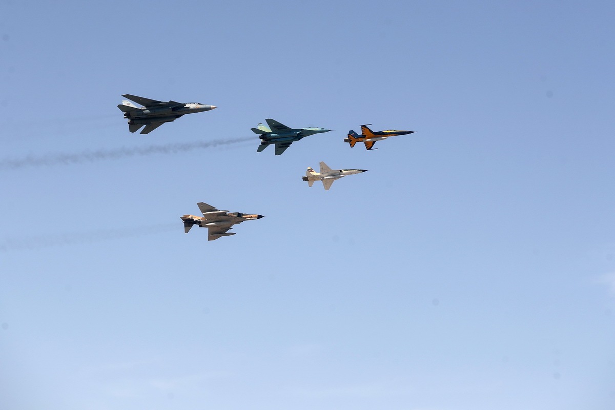 رژه هوایی جنگنده‌ها و بالگردهای ارتش در حضور رئیس‌جمهور| کدام تسلیحات و سامانه‌ها در تهران رژه رفتند؟+ فیلم و جزئیات