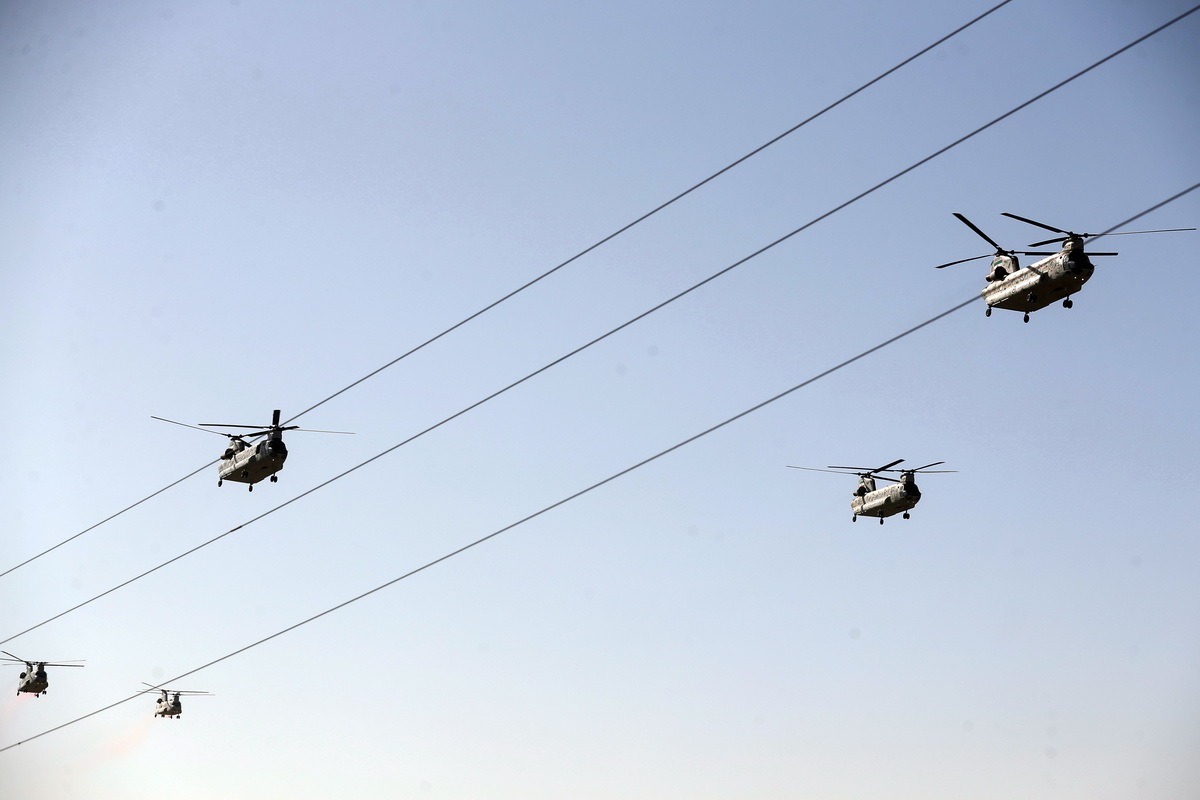 رژه هوایی جنگنده‌ها و بالگردهای ارتش در حضور رئیس‌جمهور| کدام تسلیحات و سامانه‌ها در تهران رژه رفتند؟+ فیلم و جزئیات