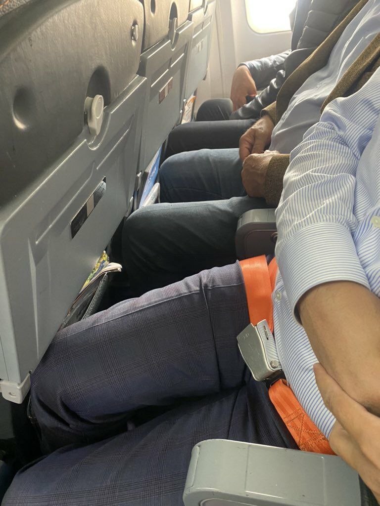 فاصله عجیب صندلی ها در پرواز تهران - شیراز + عکس فاصله عجیب صندلی ها در پرواز تهران - شیراز + عکس