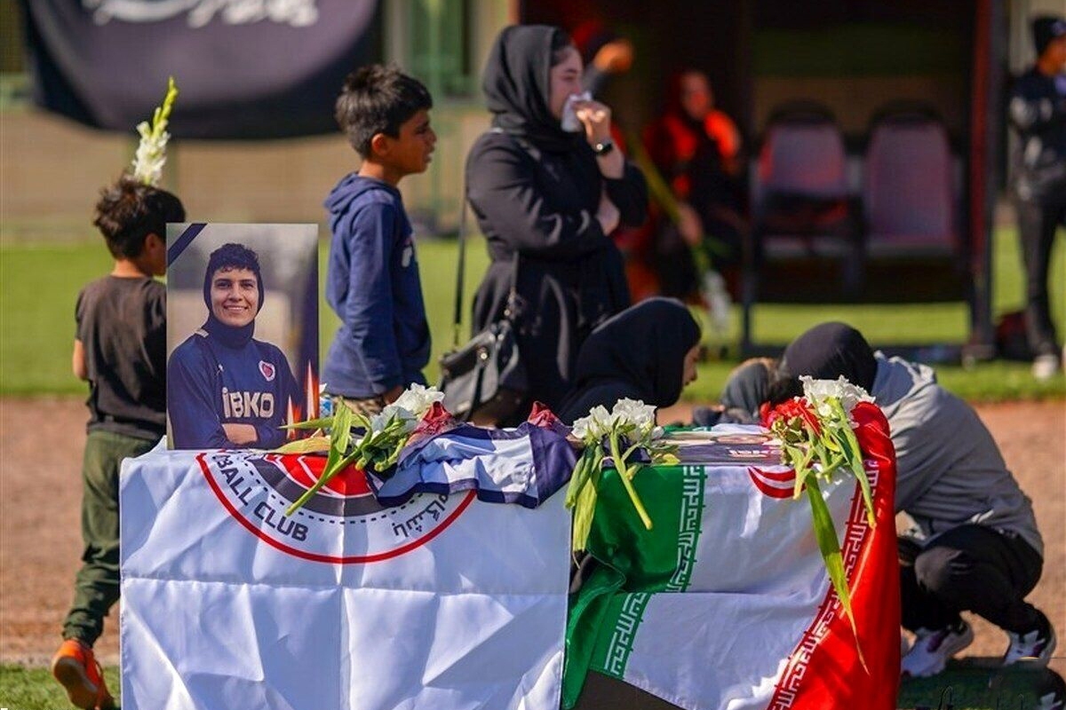 مراسم تشییع پیکر ملیکا محمدی، بازیکن فقید تیم ملی فوتبال کشورمان امروز (یکشنبه ۱۰ دی ۱۴۰۲) در ورزشگاه آزادی تهران برگزار شد.