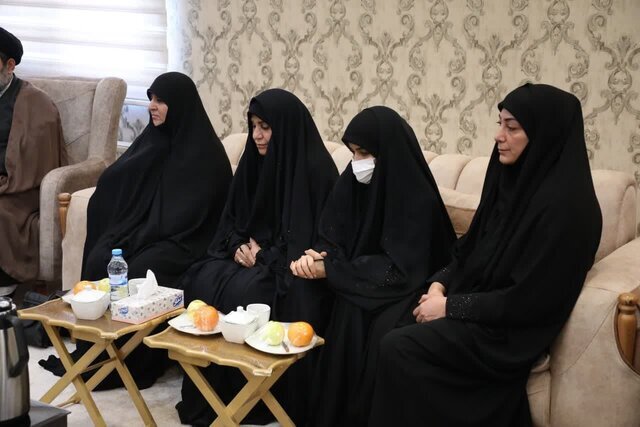 دیدار نماینده رهبر معظم انقلاب در استان با خانواده سردار شهید موسوی دیدار نماینده رهبر معظم انقلاب در استان با خانواده سردار شهید موسوی