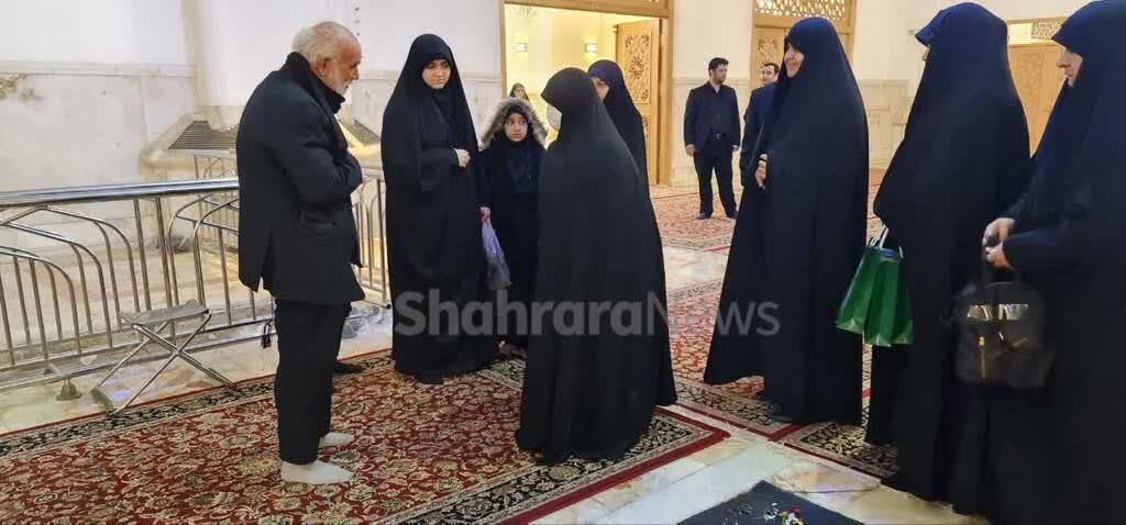 حضور همسر رییس جمهور بر سر مزار دو بانوی شهید عملیات تروریستی کرمان+ عکس حضور همسر رییس جمهور بر سر مزار دو بانوی شهید عملیات تروریستی کرمان+ عکس