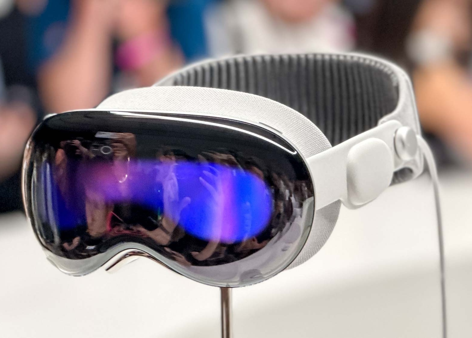 متقاضیان خرید هدست اپل ویژن پرو باید فرآیندی طولانی را پشت سر بگذارند متقاضیان خرید هدست اپل ویژن پرو باید فرآیندی طولانی را پشت سر بگذارند