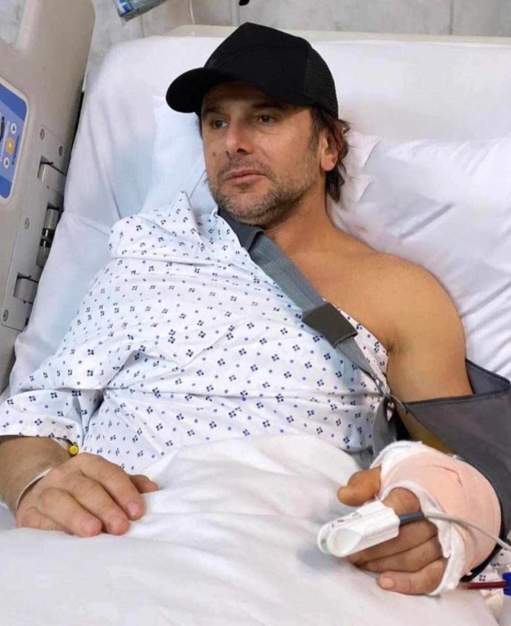 امین حیایی روی تخت بیمارستان؛ چه بلایی سر آقای بازیگر آمد؟ امین حیایی روی تخت بیمارستان؛ چه بلایی سر آقای بازیگر آمد؟