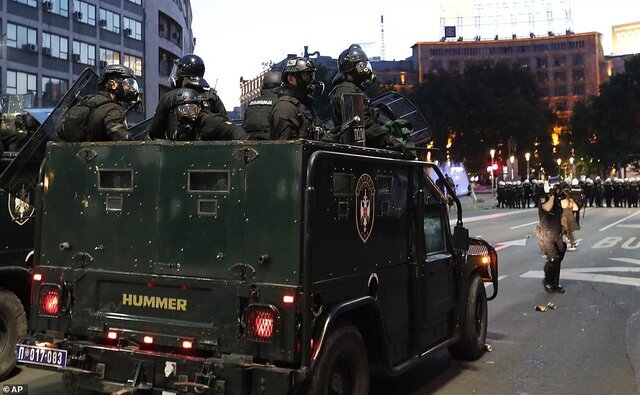 هزاران نفر در صربستان علیه نتایج انتخابات تظاهرات کردند هزاران نفر در صربستان علیه نتایج انتخابات تظاهرات کردند