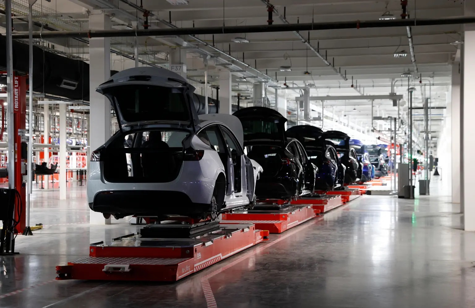 حمله یک ربات به مهندس کارخانه خودروسازی تسلا حمله یک ربات به مهندس کارخانه خودروسازی تسلا