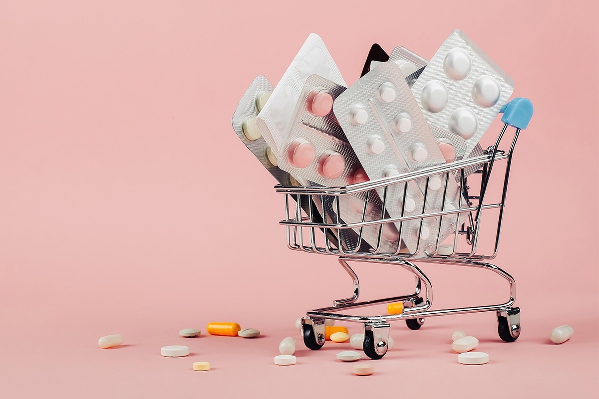 مخالفت سازمان غذا و دارو با فروش اینترنتی دارو به شکل موجود | کمبود‌های دارویی کشور کاهش یافته است (۹ دی ۱۴۰۲)