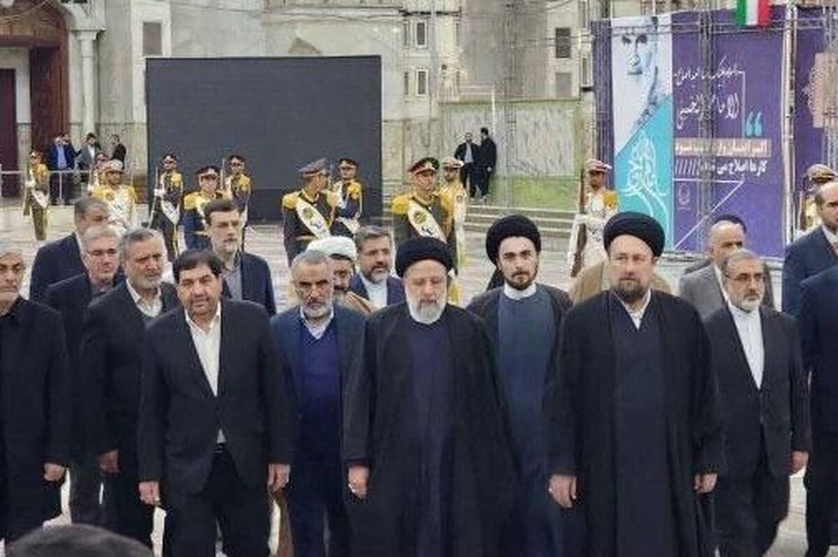 رئیس جمهور و اعضای هیئت دولت در آستانه چهل و پنجمین سالگرد پیروزی شکوهمند انقلاب اسلامی و ایام‌الله دهه مبارک فجر با حضور در حرم مطهر امام خمینی (ره)، با آرمان‌های بنیانگذار کبیر انقلاب اسلامی تجدید میثاق کردند.
