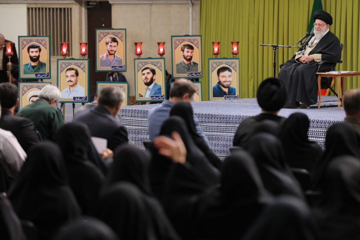 رهبر معظم انقلاب در دیدار دست اندرکاران کنگره ۲۴ هزار شهید تهران بزرگ فرمودند: شناسنامه واقعی تهران؛ پیشگامی و انقلابی بودن آن است.
