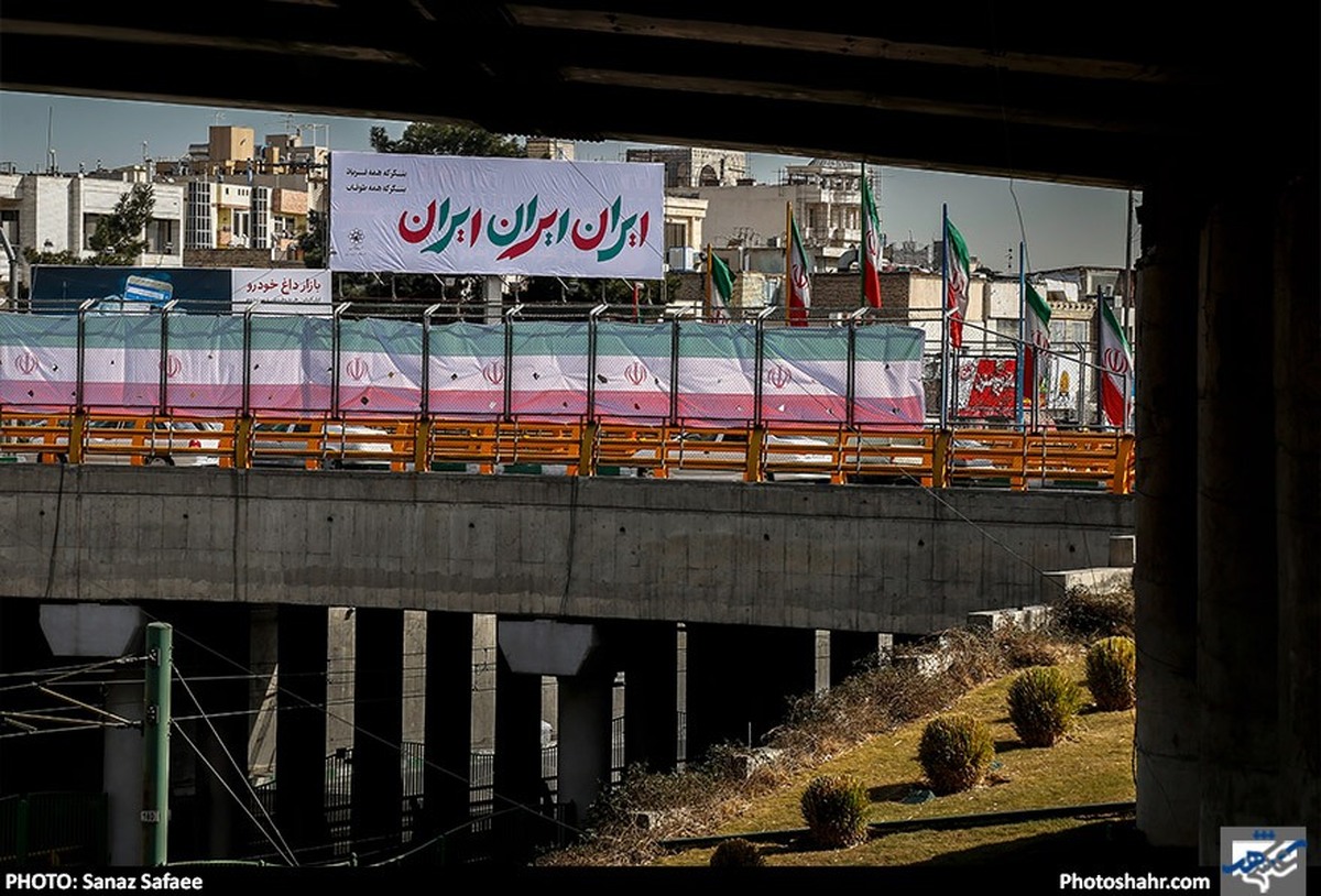 مدیرکل هماهنگی و نظارت بر خدمات شهری شهرداری مشهد از فضاآرایی و آذین‌بندی سطح شهر هم‌زمان با ایام دهه مبارک فجر خبر داد.