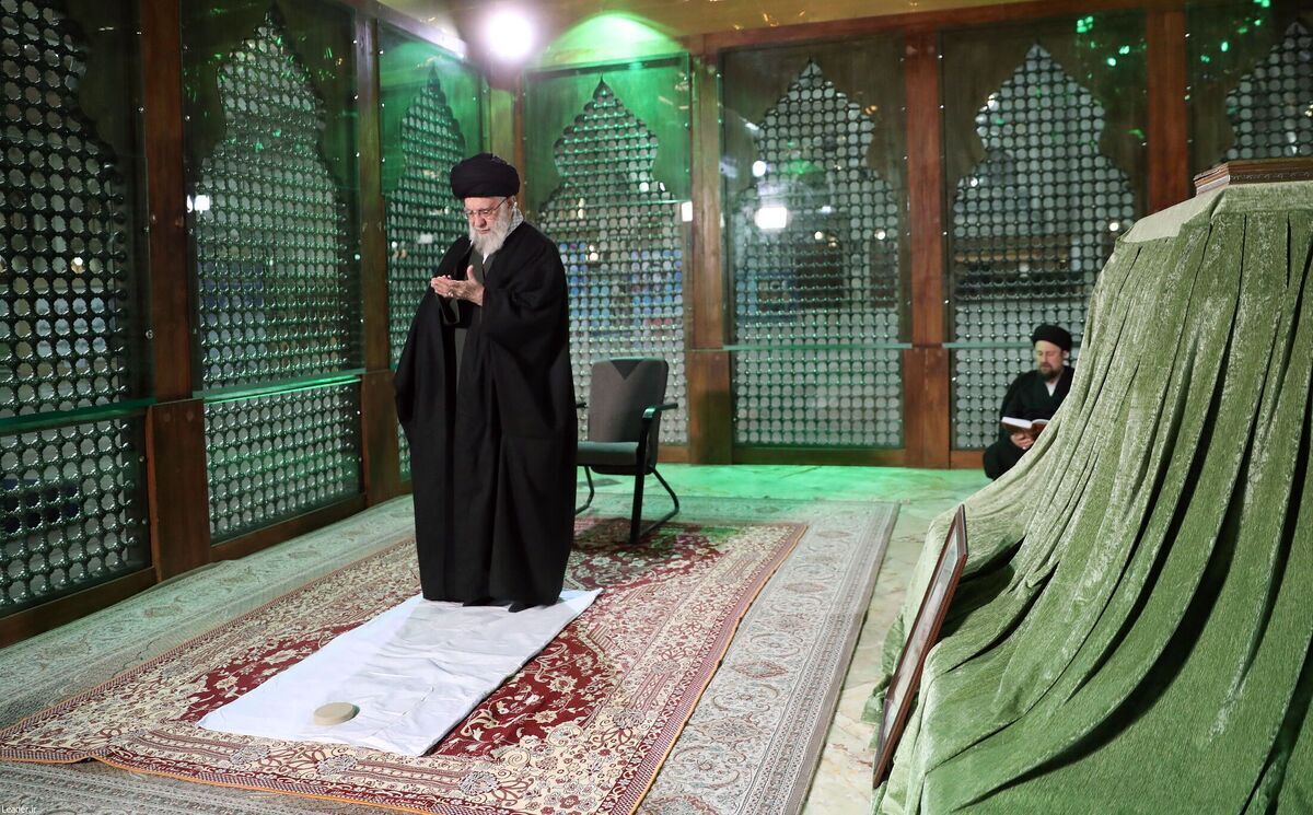 در آستانه دهه فجر، رهبر انقلاب صبح امروز در حرم امام خمینی (ره) و گلزار شهدای بهشت زهرا حضور یافتند.