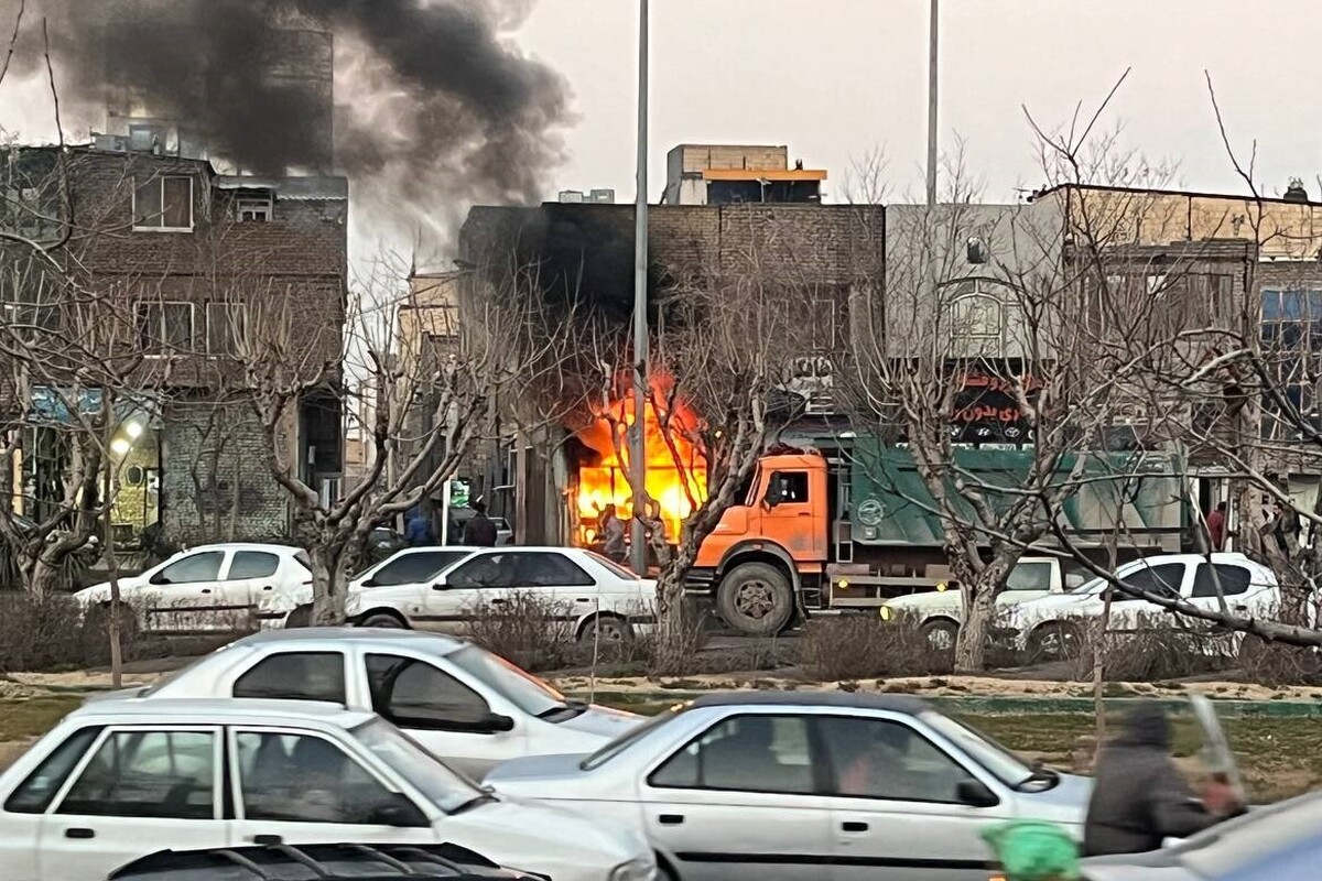 دقایقی قبل یک مغازه تعمیرگاه خودرو در حاشیه صدمتری - حد فاصل میدان بار نوغان و میدان امام حسین مشهد دچار حادثه آتش سوزی شد.