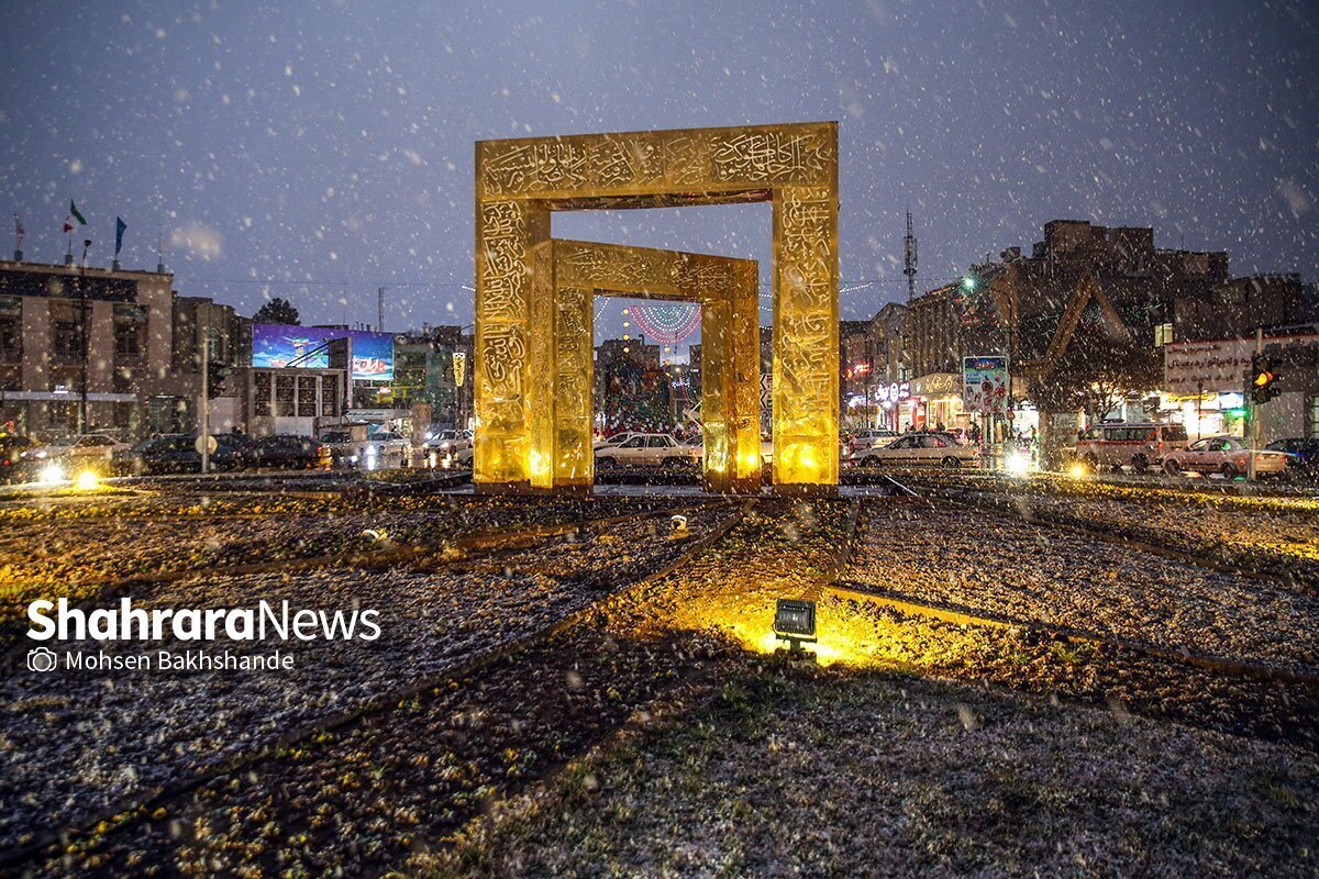 شامگاه چهارشنبه ۱۱ بهمن ۱۴۰۲ آسمان مشهد برای دومین بار در سال جاری شاهد بارش برف شد. البته بارش برف در سطح شهر پراکنده است و در لحظه انتشار این ویدئو هنوز فراگیر نشده است.