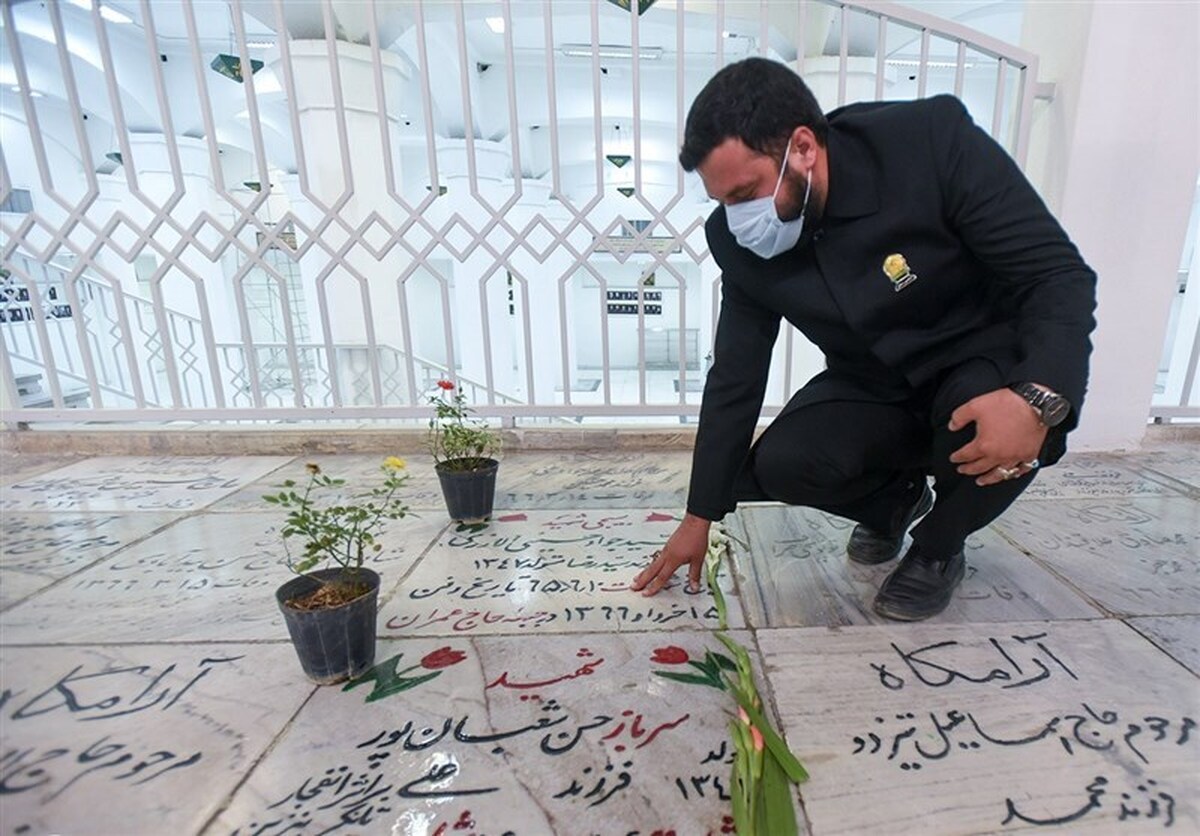 معاون تبلیغات اسلامی آستان قدس رضوی از برگزاری آئین غبار روبی و عطر افشانی مزار پاک شهدای مدفون در حرم مطهر رضوی همزمان با نخستین روز از ایام دهه فجر خبر داد.