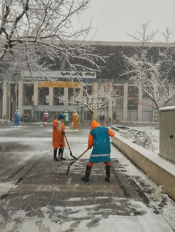 آمادباش خدمات شهری شهرداری مشهد در روز برفی (۱۳ بهمن ۱۴۰۲) + عکس آمادباش خدمات شهری شهرداری مشهد در روز برفی (۱۳ بهمن ۱۴۰۲) + عکس