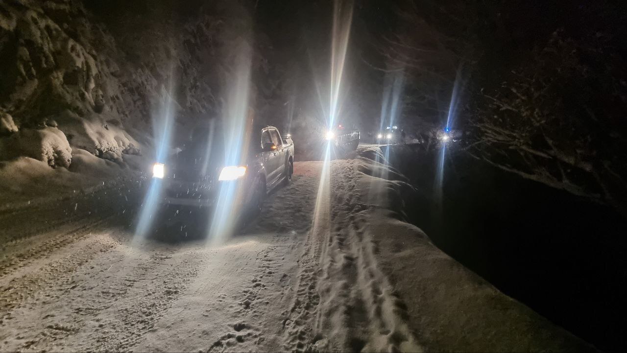 سوخت رسانی به افراد گرفتار شده در پیست شیرباد با خودروهای آفرود سوخت رسانی به افراد گرفتار شده در پیست شیرباد با خودروهای آفرود