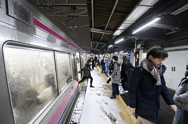 ۱۰۰ نفر در نتیجه بارش سنگین برف در توکیو مصدوم شدند ۱۰۰ نفر در نتیجه بارش سنگین برف در توکیو مصدوم شدند