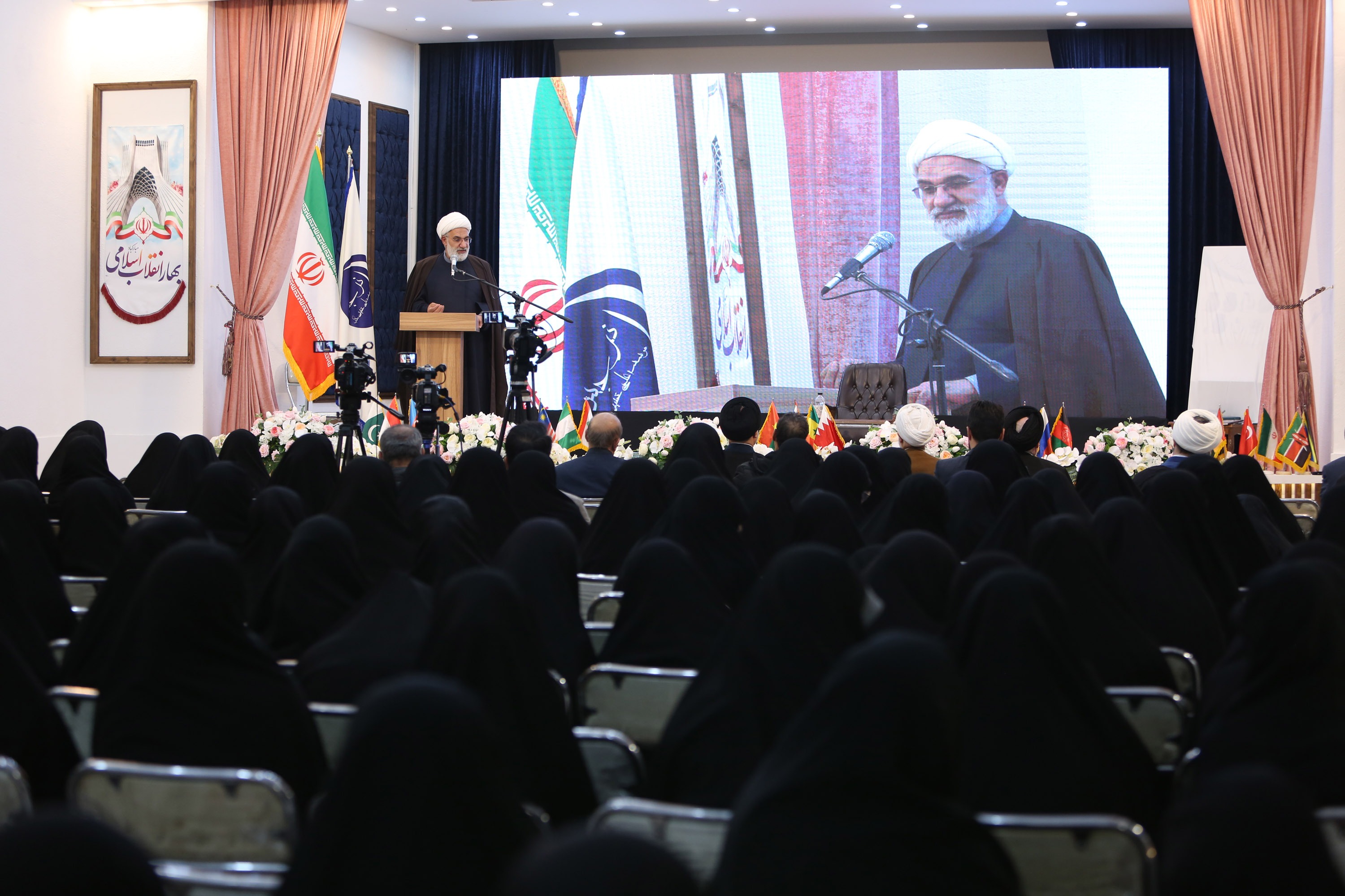 چهاردهمین کنگره بانوان فاضله هم‌عصر استاد طا‌هایی در مشهد برگزار شد + فیلم