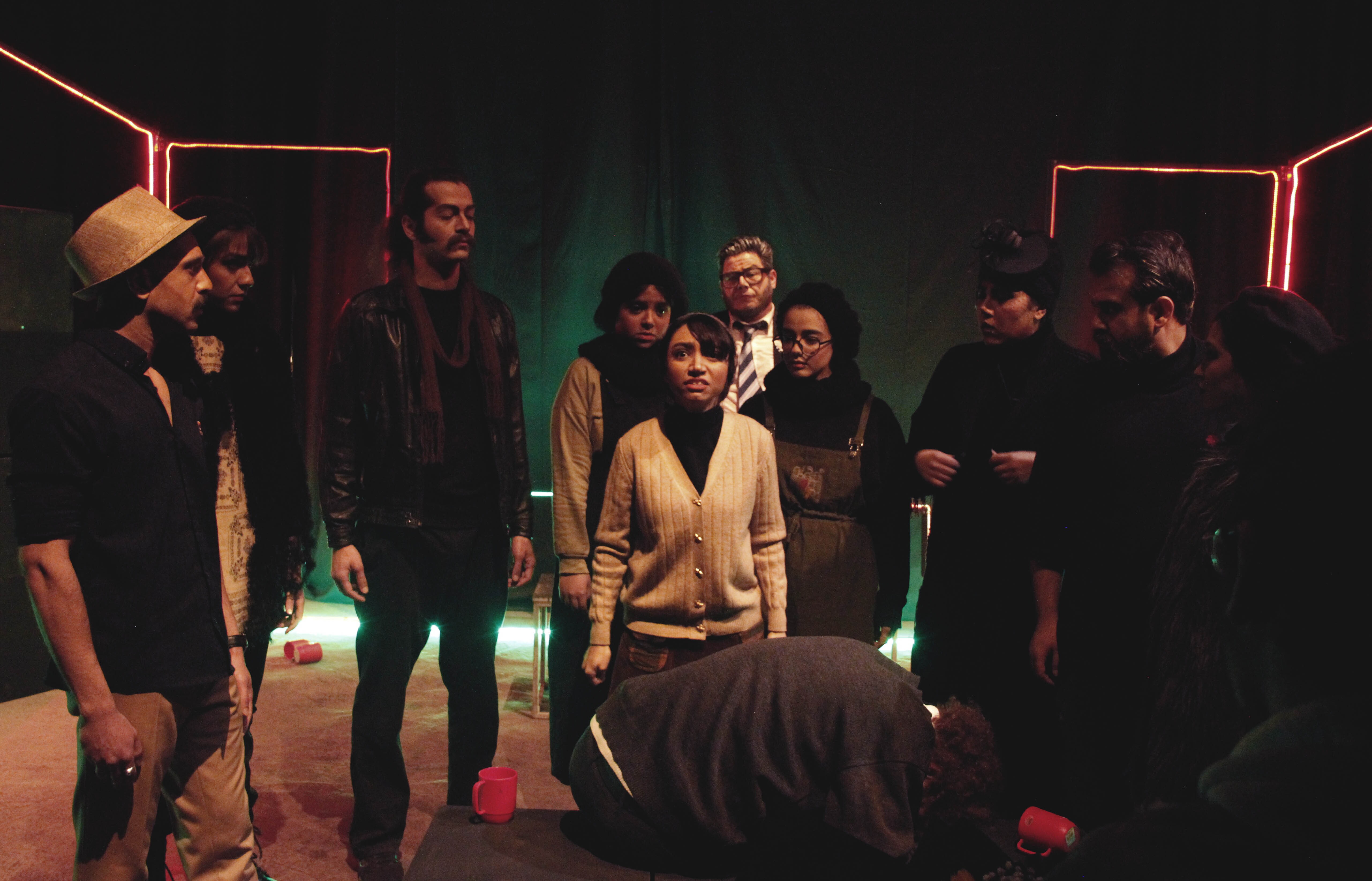 نگاهی به کمدی سیاه انگلهای تابان روی صحنه تئاتر شمایل نگاهی به کمدی سیاه انگلهای تابان روی صحنه تئاتر شمایل