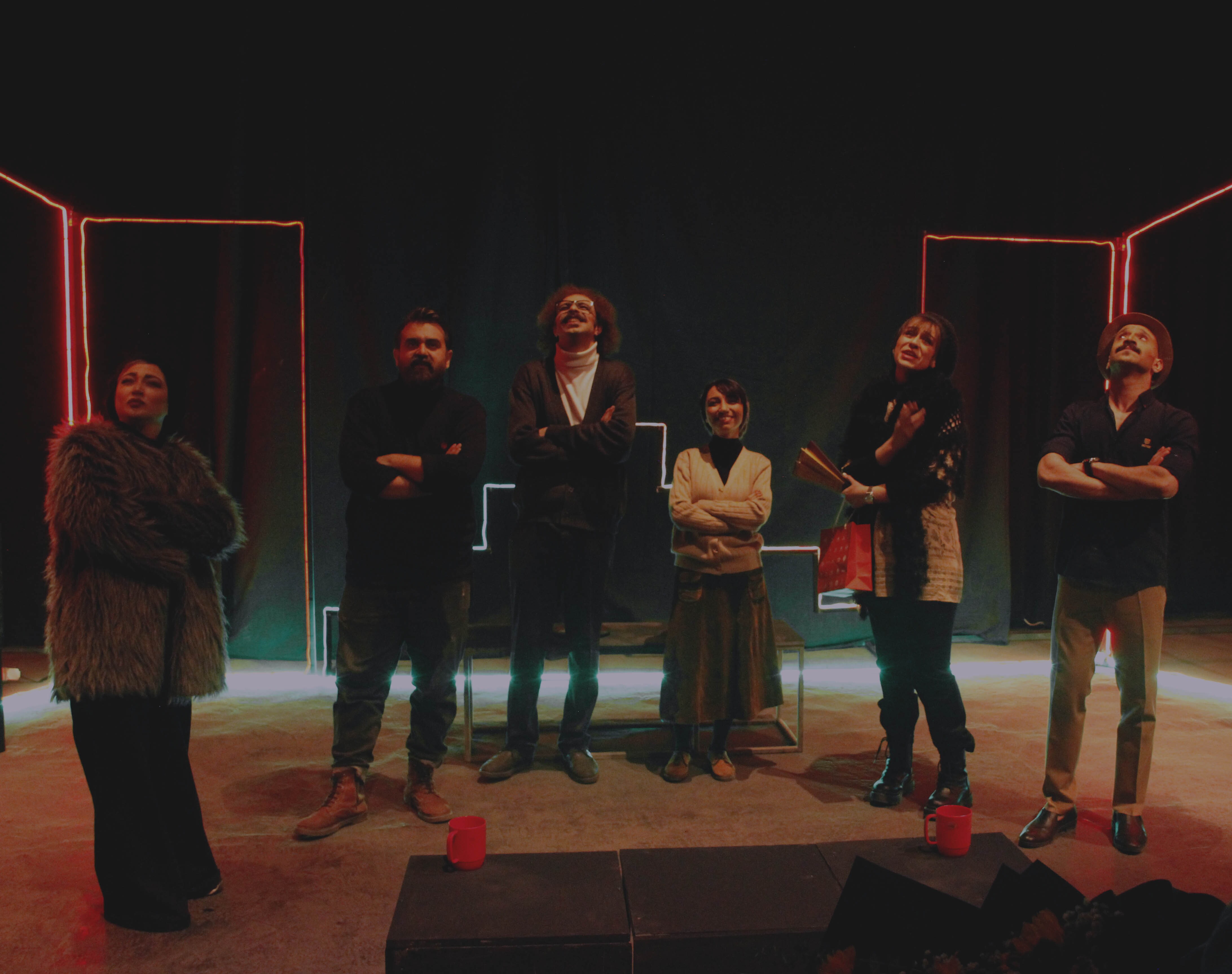 نگاهی به کمدی سیاه انگلهای تابان روی صحنه تئاتر شمایل نگاهی به کمدی سیاه انگلهای تابان روی صحنه تئاتر شمایل