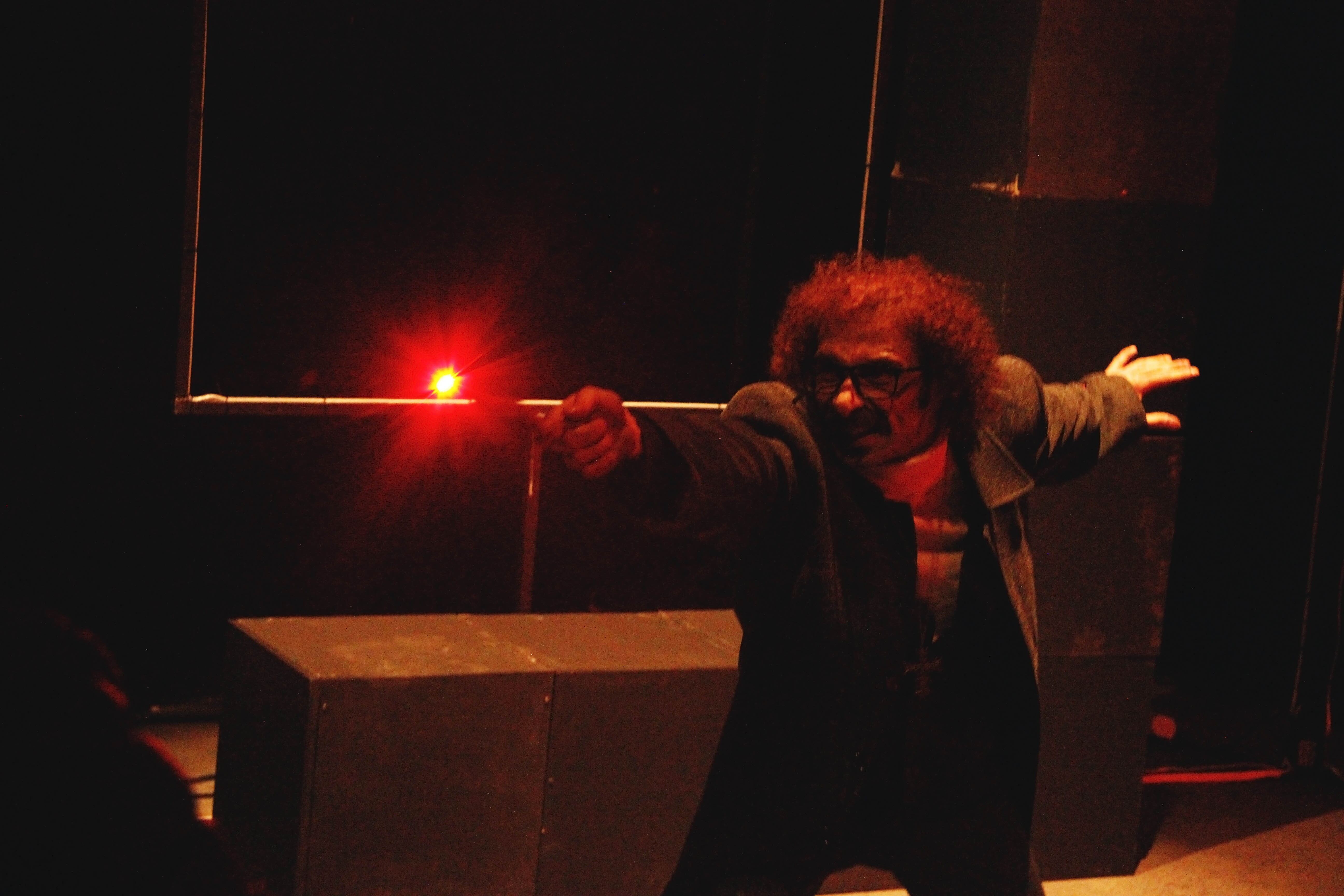 نگاهی به کمدی سیاه انگلهای تابان روی صحنه تئاتر شمایل نگاهی به کمدی سیاه انگلهای تابان روی صحنه تئاتر شمایل