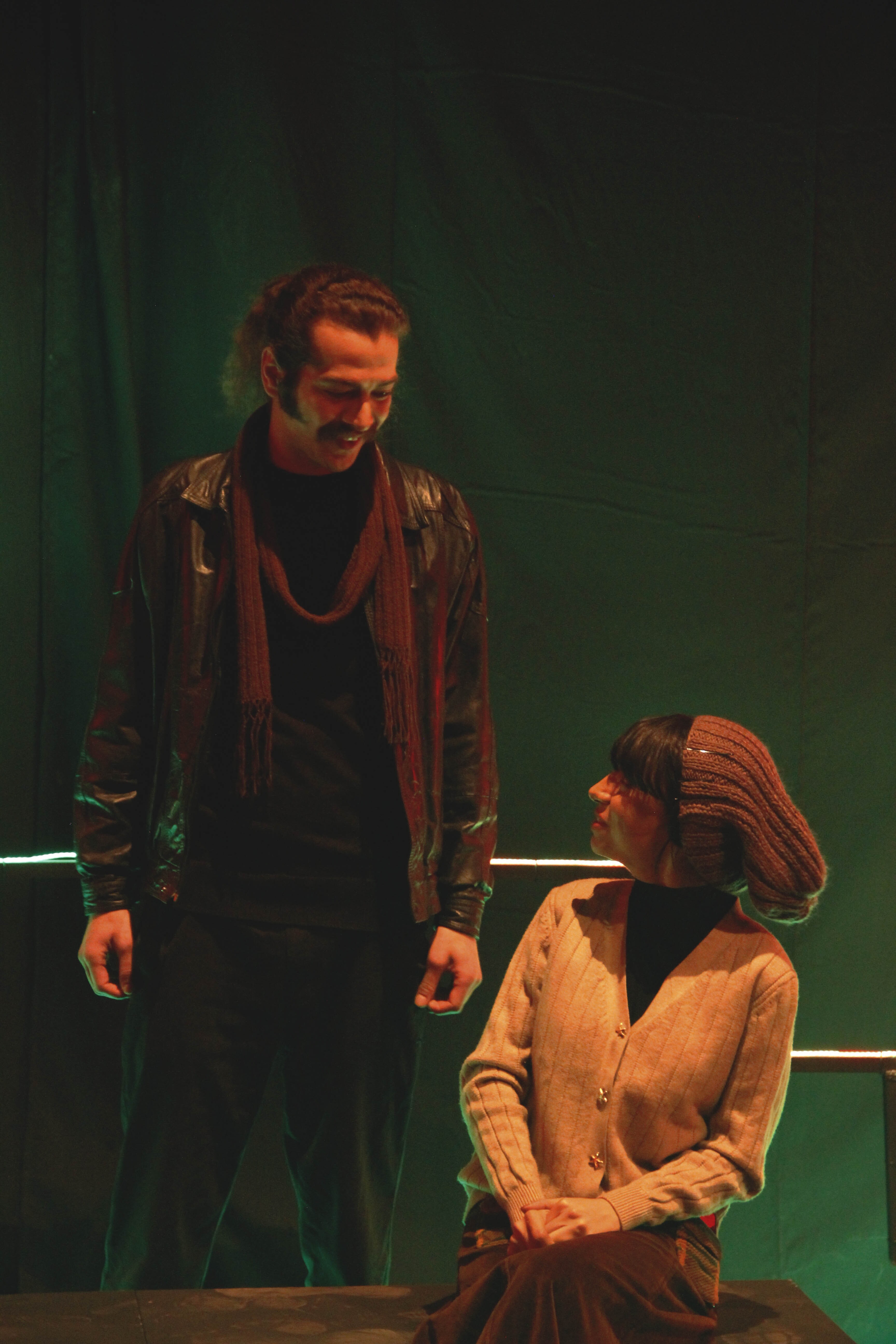 نگاهی به کمدی سیاه انگلهای تابان روی صحنه تئاتر شمایل نگاهی به کمدی سیاه انگلهای تابان روی صحنه تئاتر شمایل