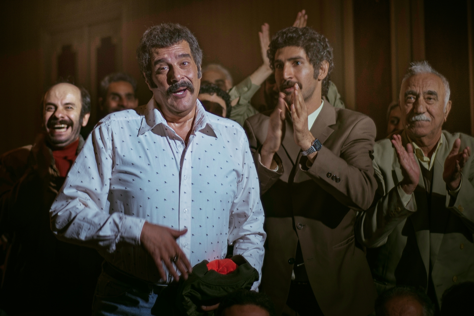 رونمایی از نخستین عکس هومن برقنورد در «آپاراتچی»/ مسعود سخاوتدوست موسیقی فیلم را مینوازد رونمایی از نخستین عکس هومن برقنورد در «آپاراتچی»/ مسعود سخاوتدوست موسیقی فیلم را مینوازد