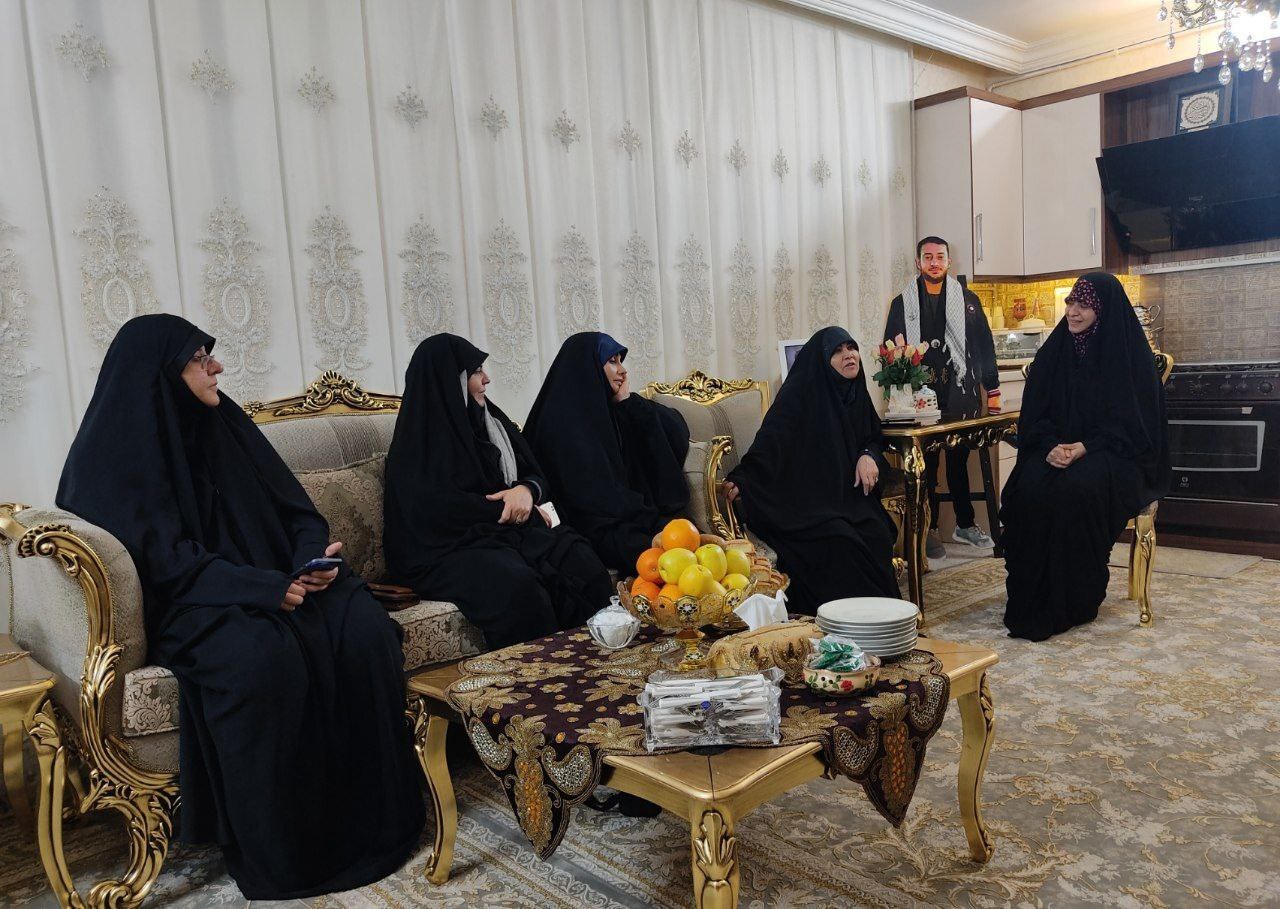 دیدار دستیار رئیسجمهور با خانواده شهیدان «سید حمزه علوی» و «دانیال رضازاده» در مشهد دیدار دستیار رئیسجمهور با خانواده شهیدان «سید حمزه علوی» و «دانیال رضازاده» در مشهد