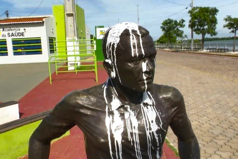 تخریب مجسمه آلوز در محل تولدش + عکس تخریب مجسمه آلوز در محل تولدش + عکس