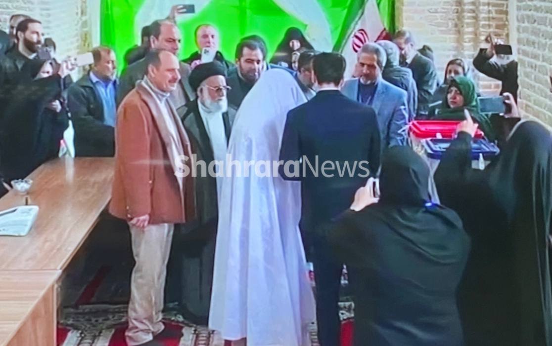 مراسم عقد زوج جوان نیشابوری در روز انتخابات در مسجد جامع + عکس مراسم عقد زوج جوان نیشابوری در روز انتخابات در مسجد جامع + عکس