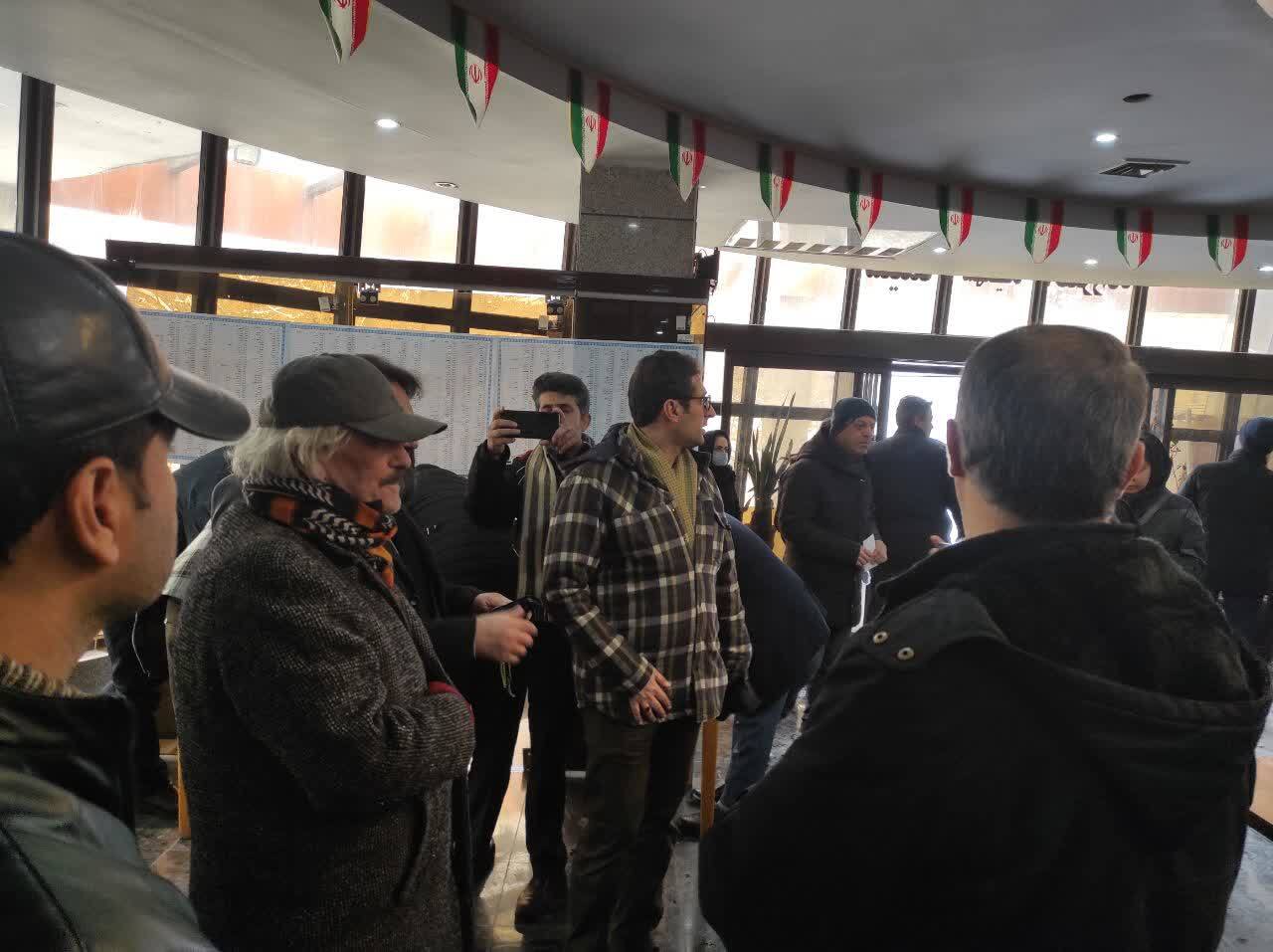 هنرمندان به سبک خودشان پای صندوق رفتند هنرمندان به سبک خودشان پای صندوق رفتند