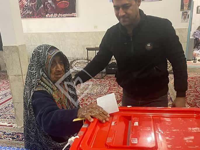 رای بانوی ۱۰۲ ساله از روستای ازمیغان شهرستان طبس + عکس رای بانوی ۱۰۲ ساله از روستای ازمیغان شهرستان طبس + عکس