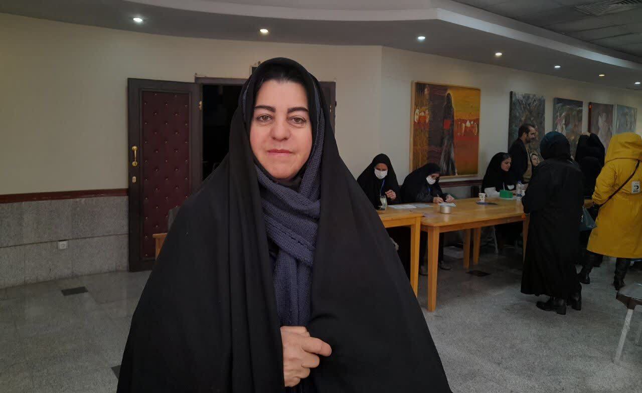 حضور بانوان هنرمند و رسانه‌ای مشهد پای صندوق رای ویژه اهالی فرهنگ و هنر + عکس و فیلم