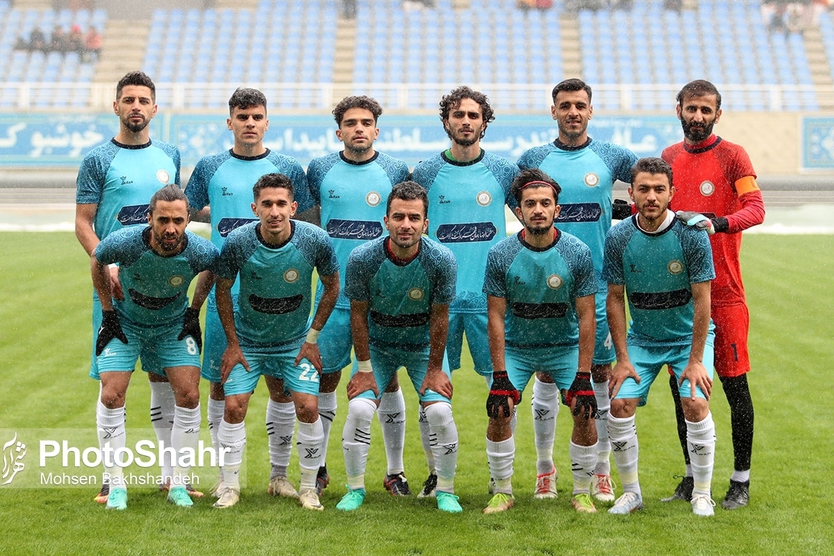 سرمربی جدید خوشه طلایی رنگ لوگوی این تیم را از قرمز به آبی تغییر داد.