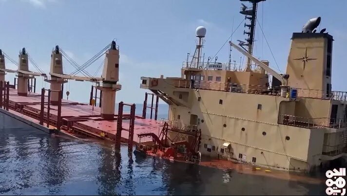 کشتی انگلیسی پس از ۱۳ روز در دریای سرخ غرق شد + عکس کشتی انگلیسی پس از ۱۳ روز در دریای سرخ غرق شد + عکس