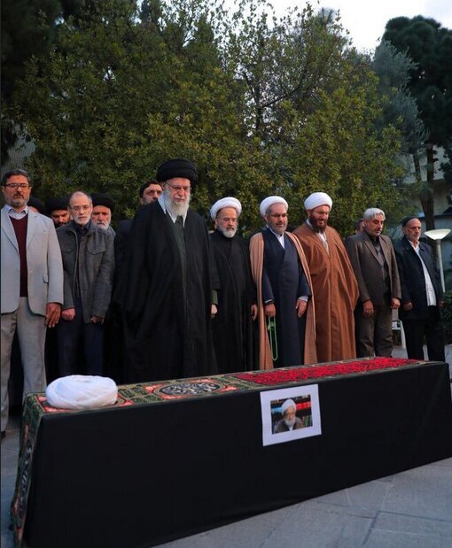 اقامه نماز رهبر معظم انقلاب بر پیکر آیتالله امامی کاشانی + عکس اقامه نماز رهبر معظم انقلاب بر پیکر آیتالله امامی کاشانی + عکس