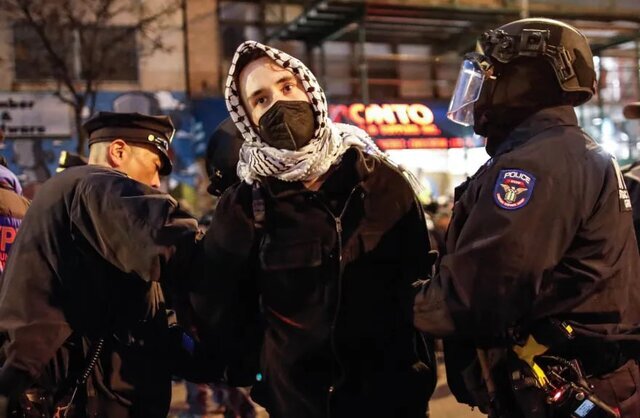 پلیس نیویورک دهها حامی فلسطین را در تظاهرات دستگیر کرد پلیس نیویورک دهها حامی فلسطین را در تظاهرات دستگیر کرد