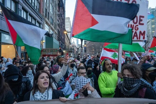 پلیس نیویورک دهها حامی فلسطین را در تظاهرات دستگیر کرد پلیس نیویورک دهها حامی فلسطین را در تظاهرات دستگیر کرد