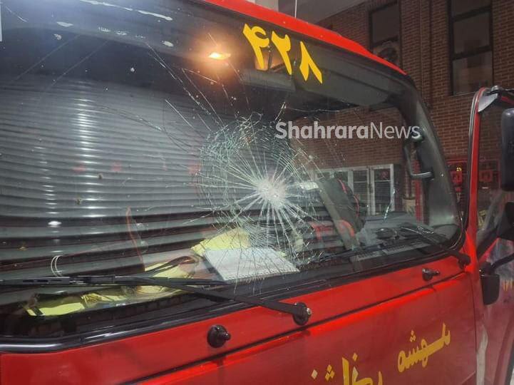 اصابت نارنجک دستی به خودرو آتش نشانی در حین عملیات (۲۲ اسفند) + تصاویر اصابت نارنجک دستی به خودرو آتش نشانی در حین عملیات (۲۲ اسفند) + تصاویر