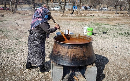 شیرینی بهار در دیگ سمنو شیرینی بهار در دیگ سمنو