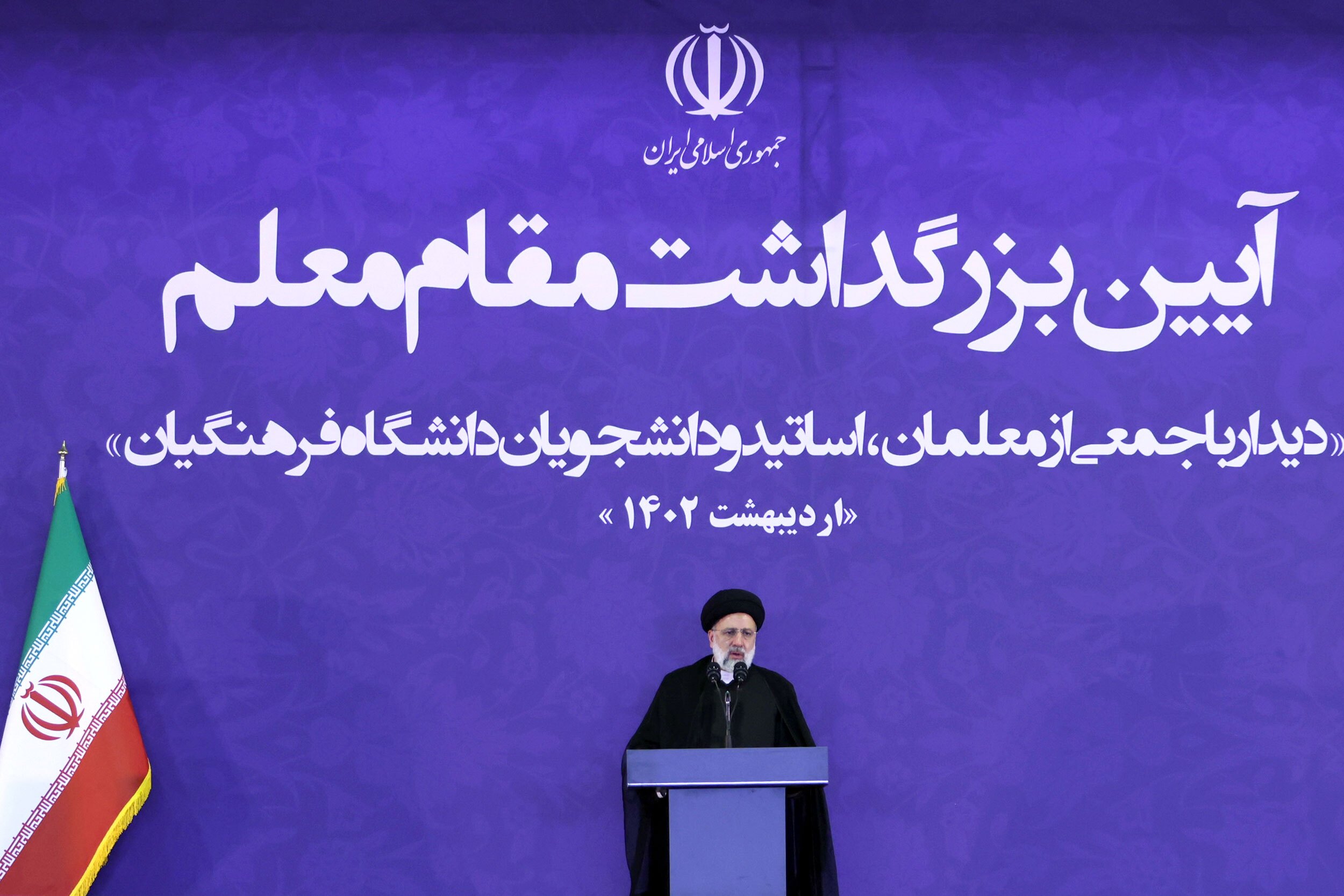 رئیسجمهور: حقالتدریسها با تاخیر پرداخت نشود| کسانی که آمادگی تحول در آموزش و پرورش را ندارند، کنار بروند+ فیلم رئیسجمهور: حقالتدریسها با تاخیر پرداخت نشود| کسانی که آمادگی تحول در آموزش و پرورش را ندارند، کنار بروند+ فیلم