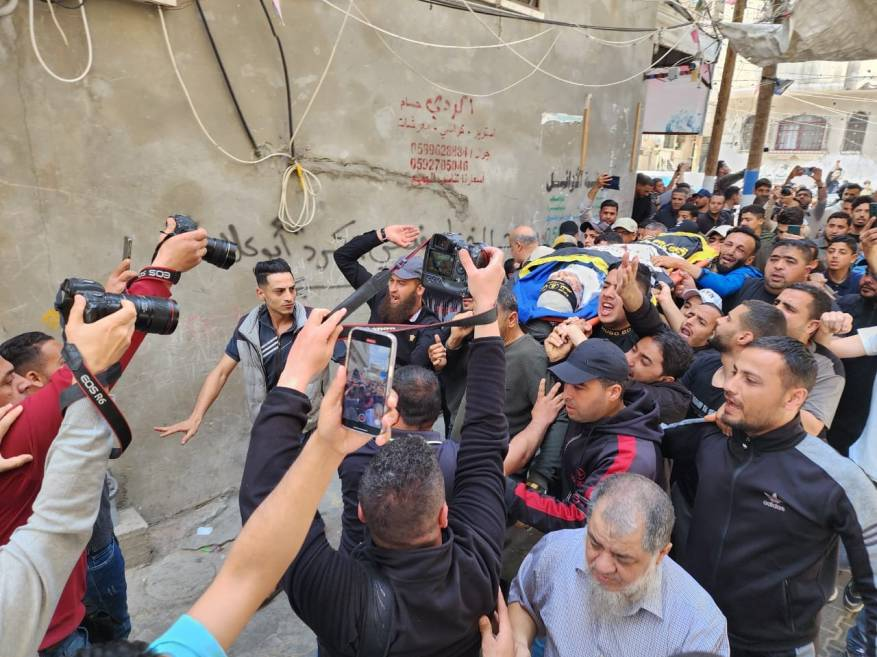 حضور پرشور فلسطینیها در مراسم تشییع پیکر ۱۳ شهید غزه + عکس حضور پرشور فلسطینیها در مراسم تشییع پیکر ۱۳ شهید غزه + عکس